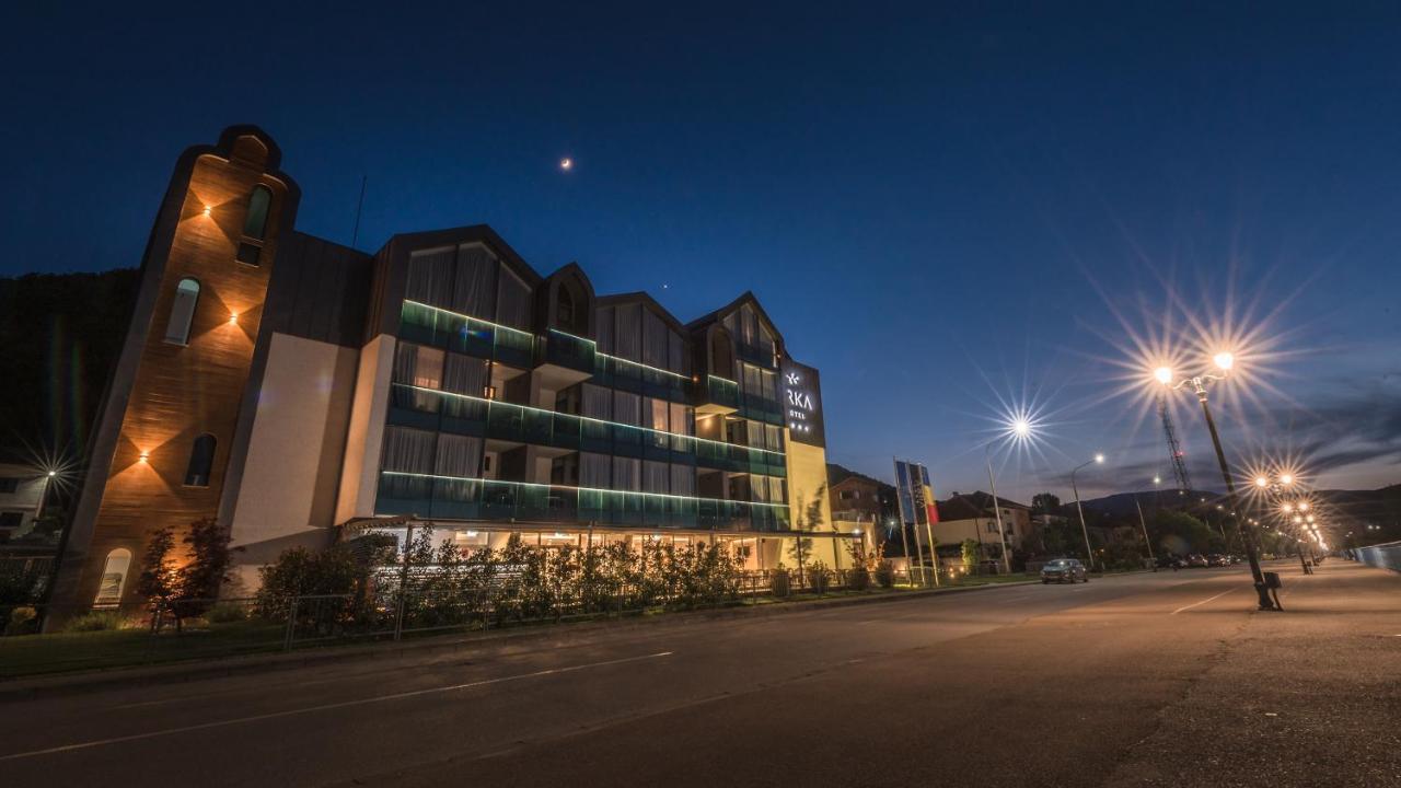 Hotel Arka Оршова Экстерьер фото