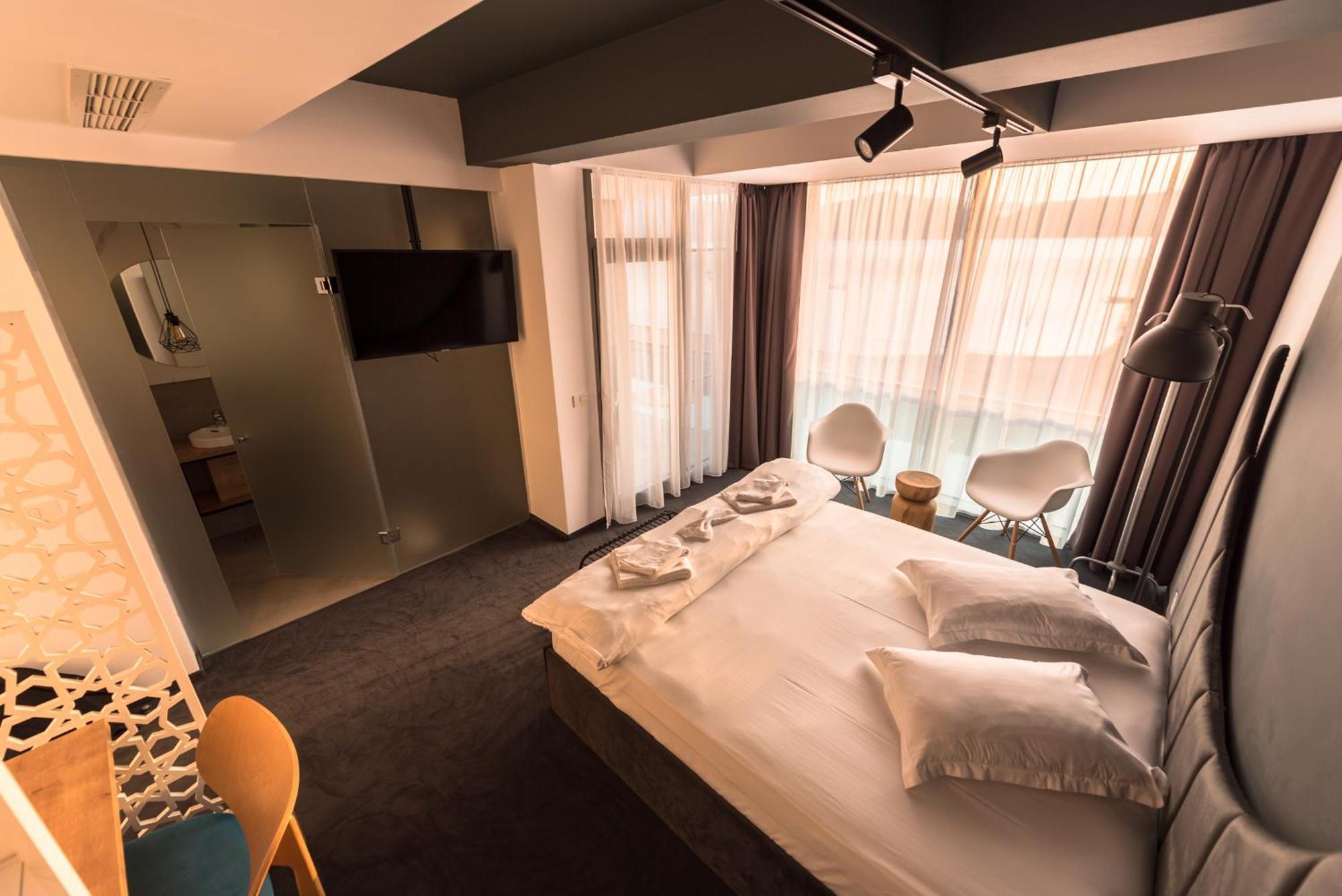 Hotel Arka Оршова Экстерьер фото